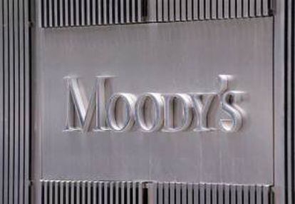 Fotografía de archivo del 13 de julio de 2011 del logo de la agencia de calificación Moody's en la fachada de su sede en Nueva York (EEUU). EFE/Archivo