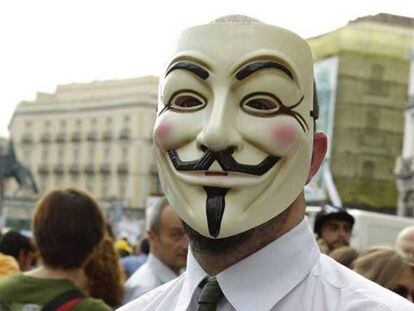Un joven con la careta convertida en emblema de Anonymous.