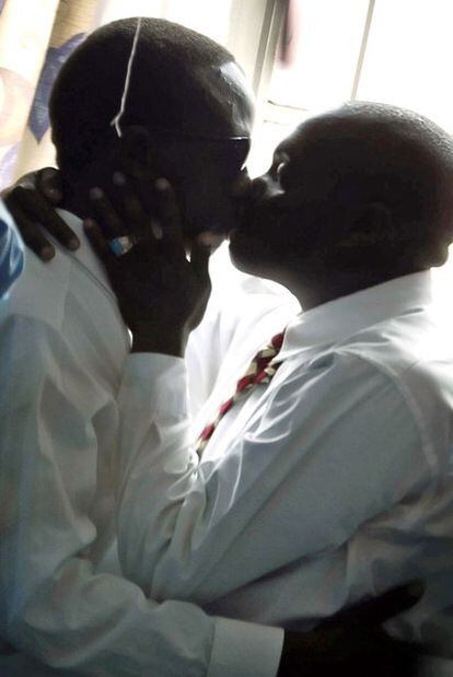Dos homosexuales se besan en un callejón de Nairobi.