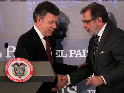 El presidente colombiano, Juan Manuel Santos, junto al presidente de EL PA&Iacute;S, Juan Luis Cebri&aacute;n, ayer en el foro Invertir en Colombia