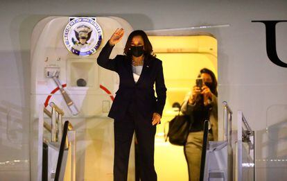 Kamala Harris desembarca del 'Air Force Two' en el aeropuerto internacional Benito Juárez en la Ciudad de México la noche del 7 de junio.
