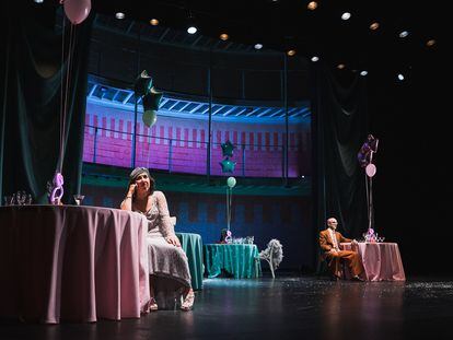 Escena de 'El encanto de una hora', en el Teatro Español de Madrid.