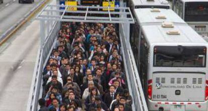 Aglomeración de usuarios del Metropolitano de Lima.