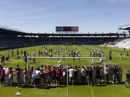 Aficionados del Salamanca fuerzan la entrada del estadio Helmántico para despedirse del desaparecido UD Salamanca