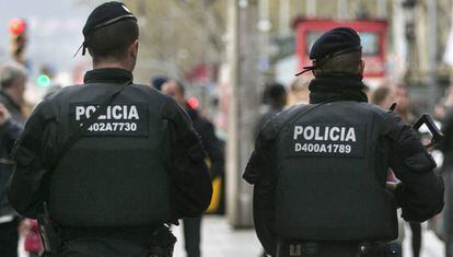 Dos Mossos en Barcelona.