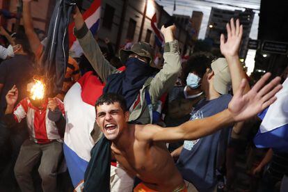La renuncia del ministro de Salud provocó una masiva manifestación con varios heridos en la capital paraguaya. En imagen una de las protestas en la noche de este viernes.