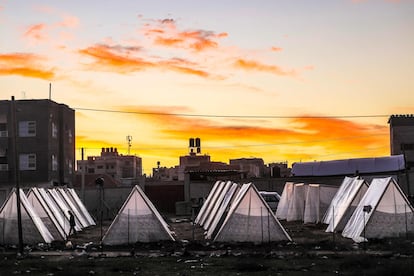 Campamento improvisado de desplazados palestinos este sábado en Rafah.