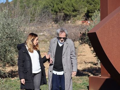La consejera de Transición Ecológica, Isaura Navarro, y el escultor valenciano Miquel Navarro, este miércoles, en Siete Aguas.