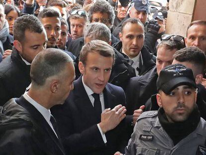 El presidente francés, Emmanuel Macron, ordena a la policía israelí que salga de una iglesia francesa, el miércoles en Jerusalén.