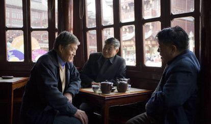 Unos hombres beben té en Shangái, China.