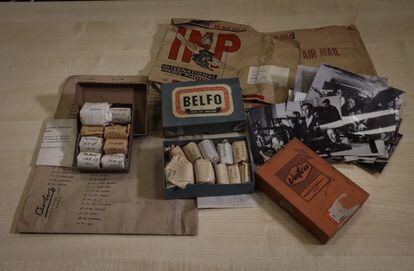 Rollos de negativos, cajas, sobres y copias del archivo de la agencia Piortiz, donado por el editor Jesús Munárriz.