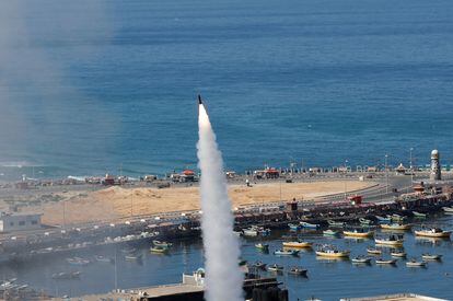 Un cohete palestino era lanzado desde Gaza contra Israel, este sábado. 