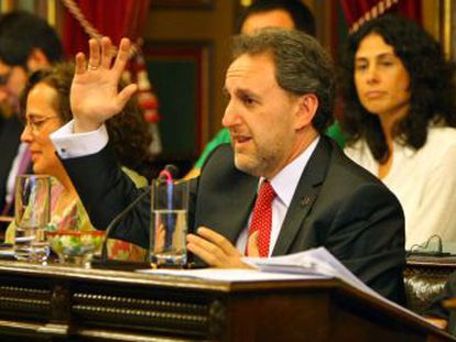 El portavoz socialista, Alfonso Gil, alza la mano durante un pleno municipal celebrado en el consistorio bilba&iacute;no.