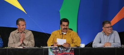 Nicolás Maduro (centro) acompañado por el vicepresidente de Venezuela, Tareck El Aissami (izquierda), este jueves.