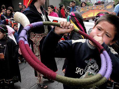 Un niño chileno toca la trutruca