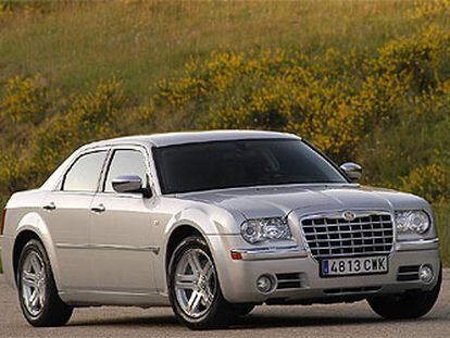 Un frontal con poderío, la cintura lateral muy alta, y una zaga corta, elevada y cuadrada que refuerza la imagen. El Chrysler 300C tiene una línea poderosa e imponente con mucha chapa y poco cristal.