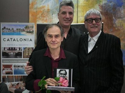 L'escriptor Javier Pérez Andújar rep el premi Christa Leem 2016 de la mà del cantant Loquillo i Joan Estrada.