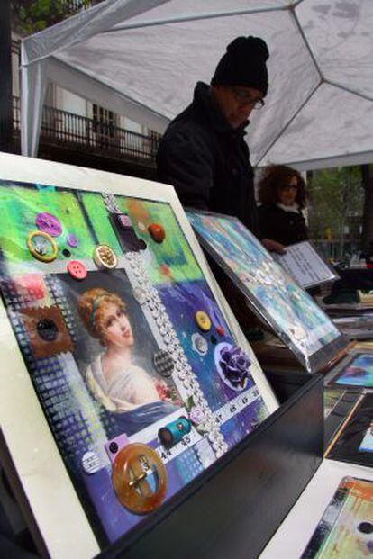 Alejandro vende sus pinturas acrílicas realizadas con objetos de costura en un puesto de la Rambla.