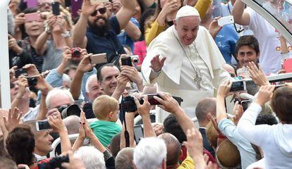 El Papa saluda a los fieles, este mi&eacute;rcoles en la plaza de San Pedro del Vaticano.