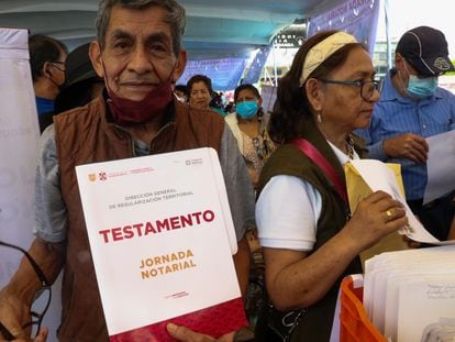 Un hombre sostiene su testamento durante una jornada notarial en la alcaldía Venustiano Carranza, el pasado 13 de marzo.
