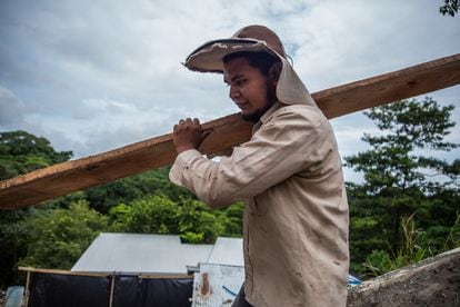 Un trabajador migrante nicaragüense en una obra en construcción cerca de la playa de Santa Teresa. 