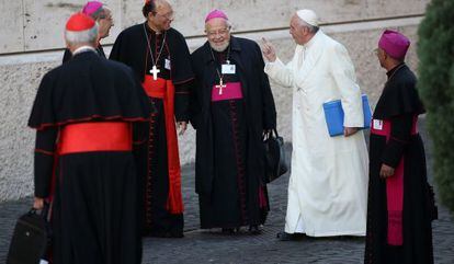 El Papa, junto a varios prelados, durante el S&iacute;nodo de la Familia.