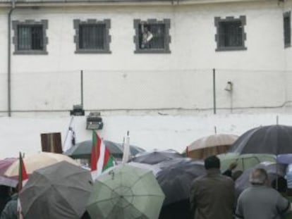Familiares de presos de ETA frente a la prisión de San Sebastián en 2007.