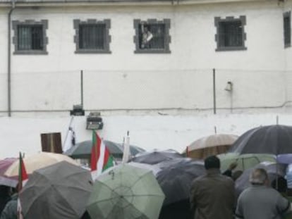 Familiares de presos de ETA frente a la prisi&oacute;n de San Sebasti&aacute;n en 2007.