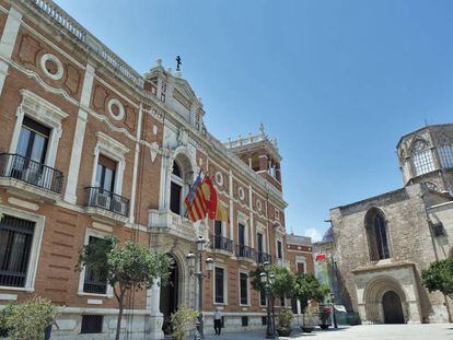 Sede del Arzobispado de Valencia, a la izquierda, junto a la catedral.