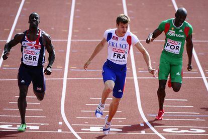 El francés Lemaitre gana los 100 metros por delante del británico Dwain Chambers (izquierda) y del portugués Francis Obikwelu.