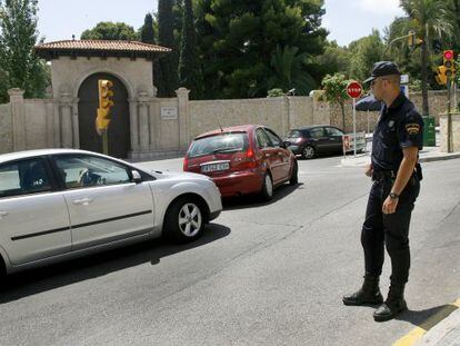 Un policía vigila la entrada del palacio de Marivent.