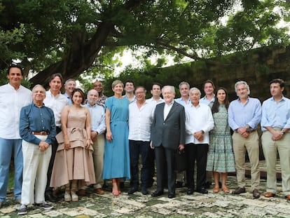 Gustavo Petro posa para una foto con su esposa, ministros y empresarios, el 21 de noviembre en Cartagena (Colombia).