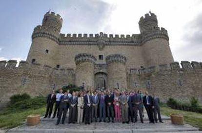 Fotografía facilitada por la Comunidad de Madrid de su presidente, Ignacio González (c), que posa para fotografía de familia durante la presentación del Plan de Turismo regional, hoy en el Castillo de Manzanares el Real. EFE/Archivo