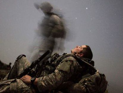 Un soldado del contingente estadounidense en Afganist&aacute;n descansa en la provincia de Kunar, el 12 de agosto de 2009.