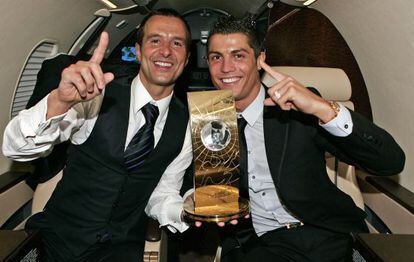 Jorge Mendes, con Cristiano Ronaldo tras recibir el &uacute;ltimo trofeo de la FIFA.