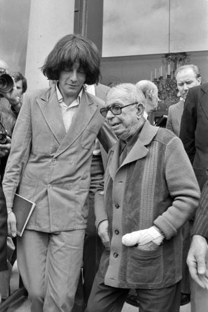 André Glucksmann (izquierda) y Jean-Paul Sartre, en el Palacio del Elíseo en junio de 1979.