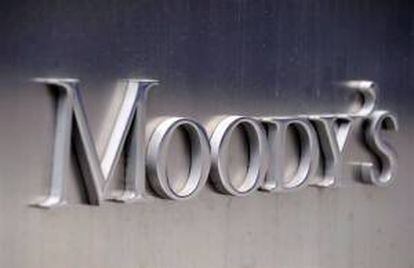 Logo de la agencia de calificación Moody's en la fachada de su sede en Nueva York (EEUU). EFE/Archivo