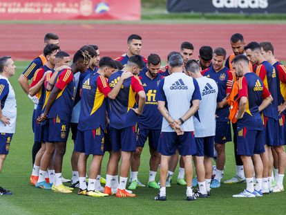Luis Enrique, de espaldas en el centro, da instrucciones a los jugadores durante el entrenamiento de la selección española de fútbol en la Ciudad del Futbol de Las Rozas.