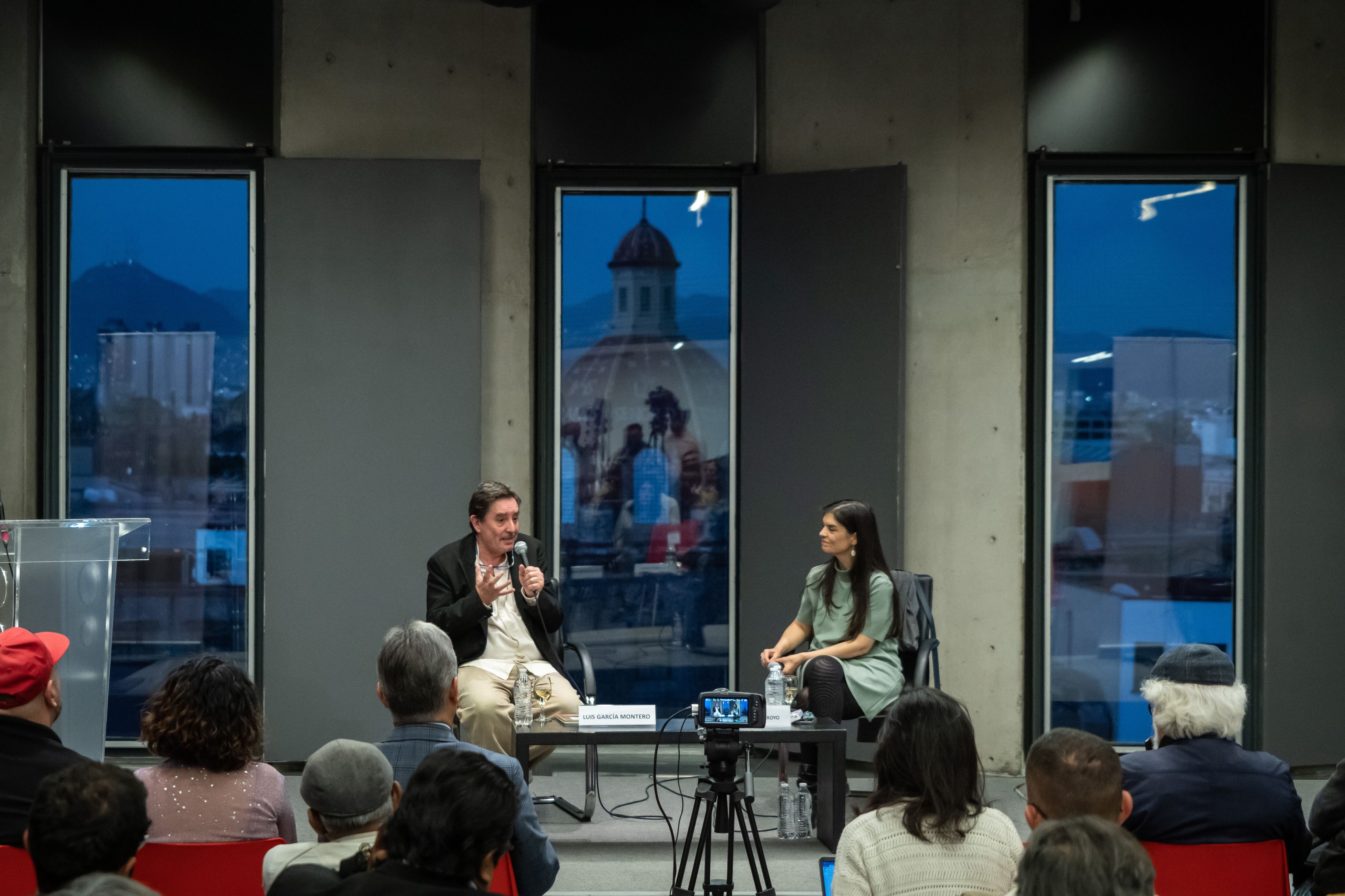 El poeta Luis García Montero y la comunicadora Laura García Arroyo durante la presentación del libro, este martes.