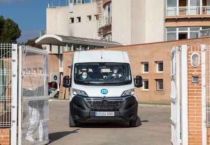 Traslado de internos de la residencia de Moncada (Valencia) que ha resultado afectada.