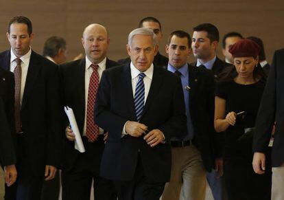 Netanyahu, al llegar a una reuni&oacute;n de legisladores de su partido en la Knesset, este lunes. 