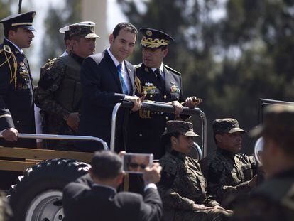 El presidente de Guatemala, Jimmy Morales, acompa&ntilde;ado de los mandos militares. 