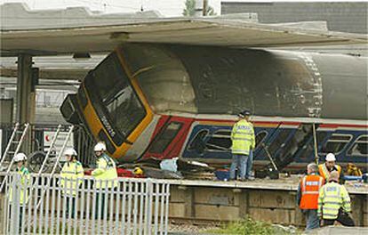 Imagen del tren que ha descarrilado al norte de Londres, que ha causado hasta el momento cinco muertos.