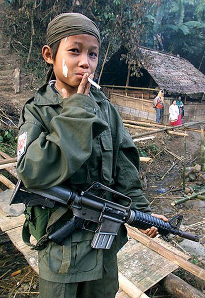 Samboo, de 12 años, en un campamento guerrillero de la jungla birmana.