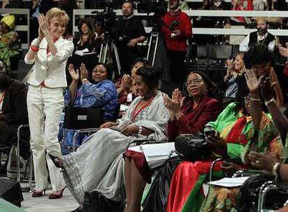 La vicepresidenta (de pie) y mujeres africanas aplauden en el momento en el que el Senado aprueba la ley de igualdad.