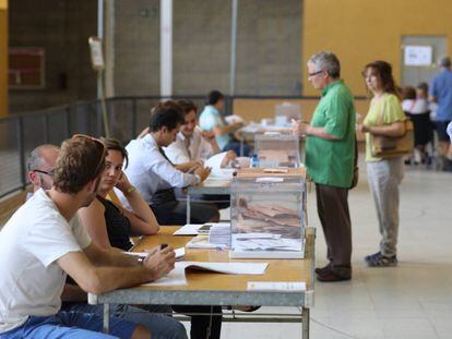 Mesa electoral en Girona.