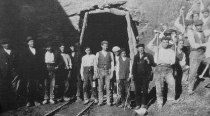 Obreros del ferrocarril de Ourense, donde trabajaron numerosos emigrantes portugueses en los a&ntilde;os treinta. La foto es del libro Carrilanos, de Rafael Cid
