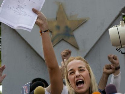 Lilian Tintori, esposa de Leopoldo López, sostiene la carta que su marido ha escrito para sus seguidores, ayer en Caracas.