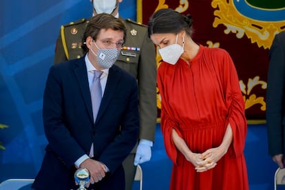 El alcalde de Madrid, José Luis Martínez-Almeida, durante la festividad de San Juan, patrón de la Policía Municipal, en el parque del Retiro junto a la reina Letizia, el pasado 24 de junio.