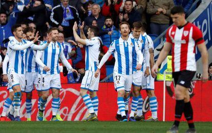 Los jugadores de la Real celebran el primer gol del derbi